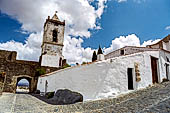 Monsaraz -Porta da Vila, sormontata dalla torre dell'orologio, che somiglia a un campanile.